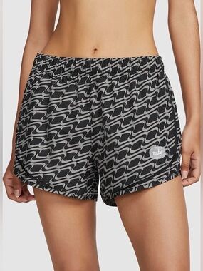 Nike Women's Black & Gray Wave-Print Athletic Shorts